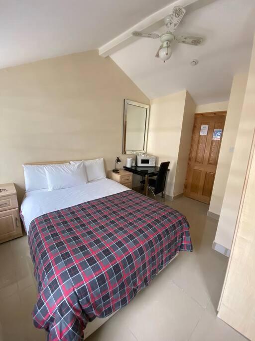 Studio To Let In Covent Garden With Kitchen London Exterior photo